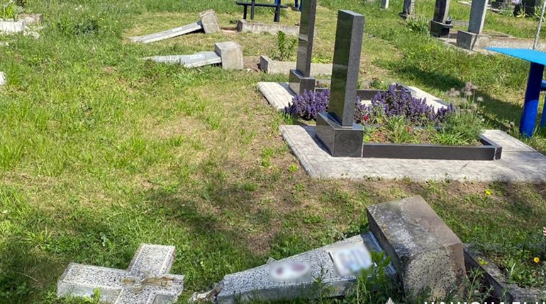 У Миргородському районі підлітки пошкодили майже два десятки надгробних пам’ятників у двох селах