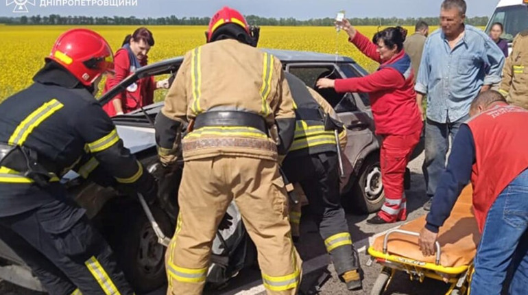Зіткнення двох автомобілів, водія затисло в салоні: у П’ятихатках сталася серйозна ДТП (фото)