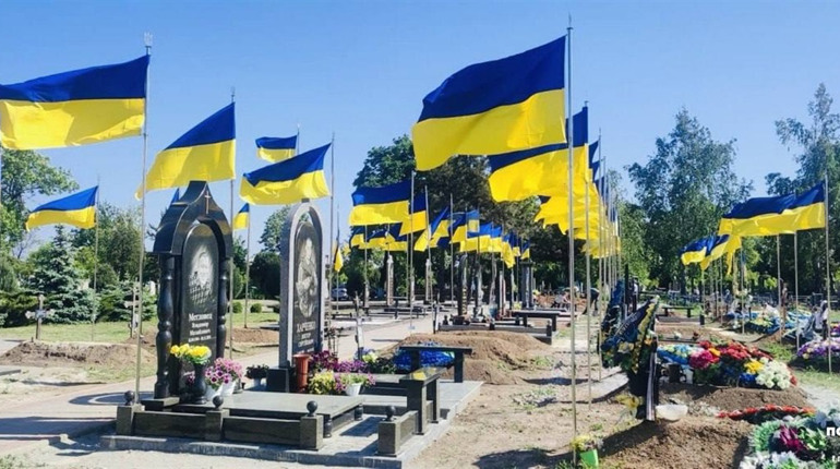 Покровська громада оновила прапори на могилах загиблих захисників України