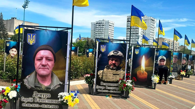 В Южному на еспланаді пам'яті з'явилися світлини ще шістьох воїнів (ФОТО)