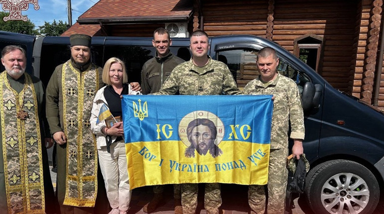 Нікопольські волонтери передали військовим мікроавтобус