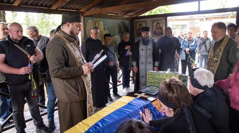 У Нікополі провели в останню путь воїна Олександра Смєлкова