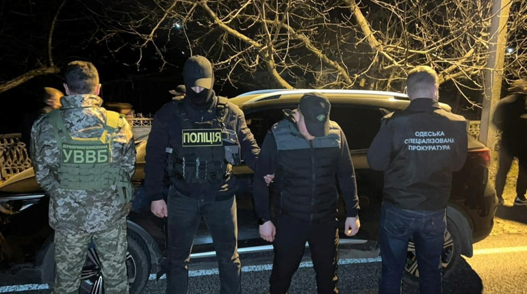 Житель Біляївської громади зі спільниками організовував чоловікам виїзд до Молдови за 7000 доларів