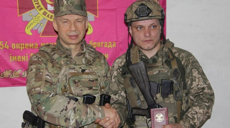 Головнокомандувач ЗСУ нагородив військовослужбовця із Запорізької області Олександра Ковальського