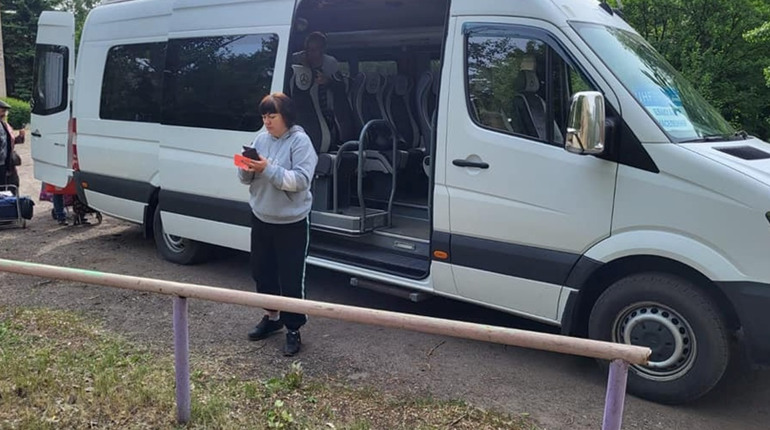 Попри небезпеку, лише одиниці евакуюються з зони бойових дій на Донеччині. 18 травня черговий рейс