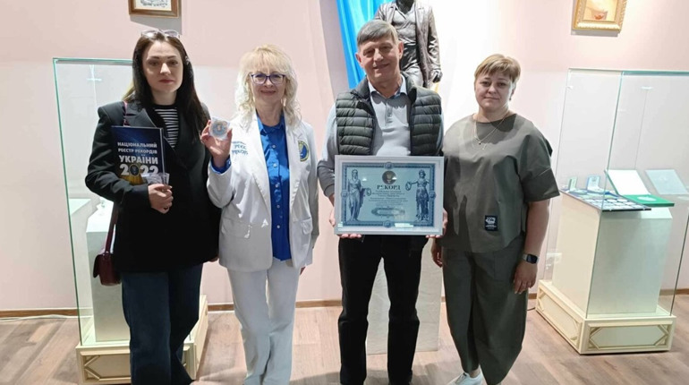 В Запоріжжі зафіксували національний рекорд найбільшої колекції фалеристики Тараса Шевченка