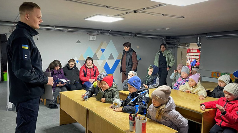 У Глухові співробітники ДСНС провели уроки безпеки для малюків і дорослих