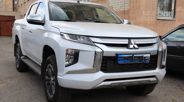 Лозівська громада передала харківським прикордонникам автомобіль Mitsubishi L200