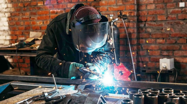 Як правильно вибрати матеріал і зробити металевий стелаж своїми руками?