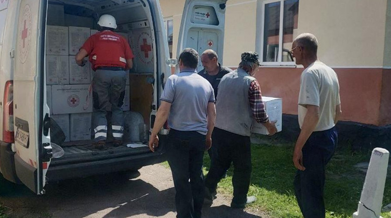 Жителям села з прикордоння Глухівщини волонтери надали гуманітарну допомогу