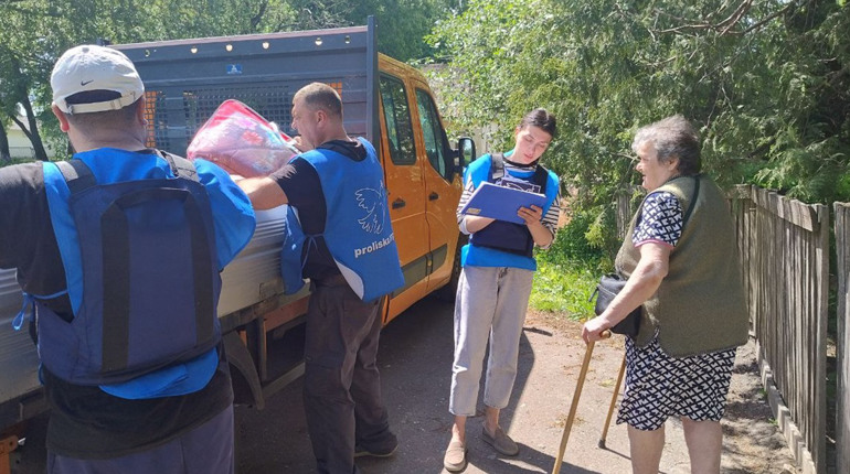 Волонтери надали допомогу жителям села на Глухівщині та евакуювали звідти маломобільну жінку