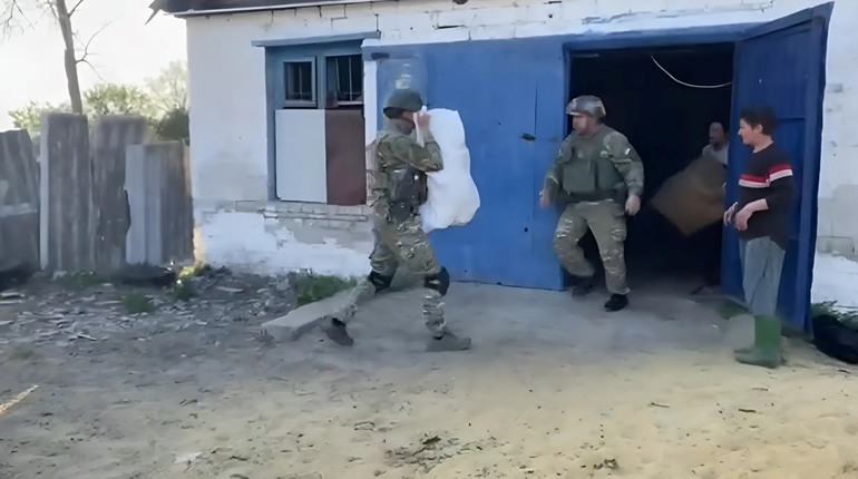 Життя під обстрілами. Жителям деокупованої Макіївки поліцейські привезли продуктові набори і хліб