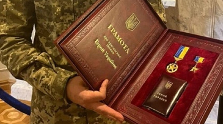 Хто зі звягелян вшанований званням Герой України: імена (частина ІІ)