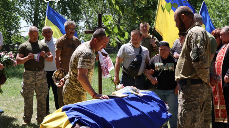 Воїн з Бахмуту: у селі Шевченка провели у засвіти Владислава Лапикова (ВІДЕО)
