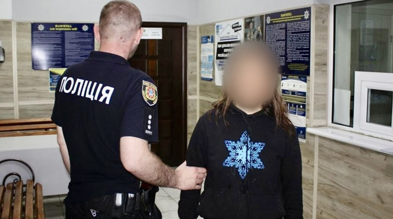 Жінку, яка сходила до туалету на меморіалі загиблим захисникам в Одесі, розшукали - ВІДЕО