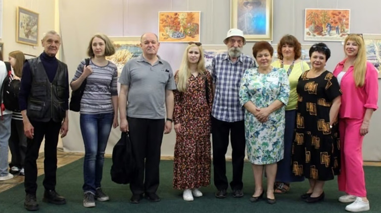 Троє художників з Нікополя представили картини на виставці «Весняний розмай»