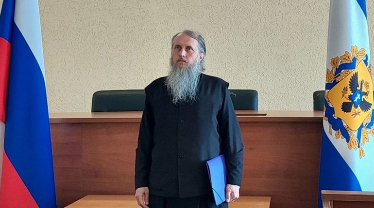 Колаборант з Херсону вручив російський паспорт митрополиту РПЦ Генічеська Філарету