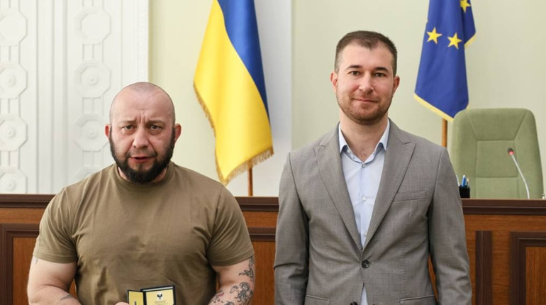 У Чернігові родинам загиблих захисників та військовим вручили медалі «За оборону Чернігова»