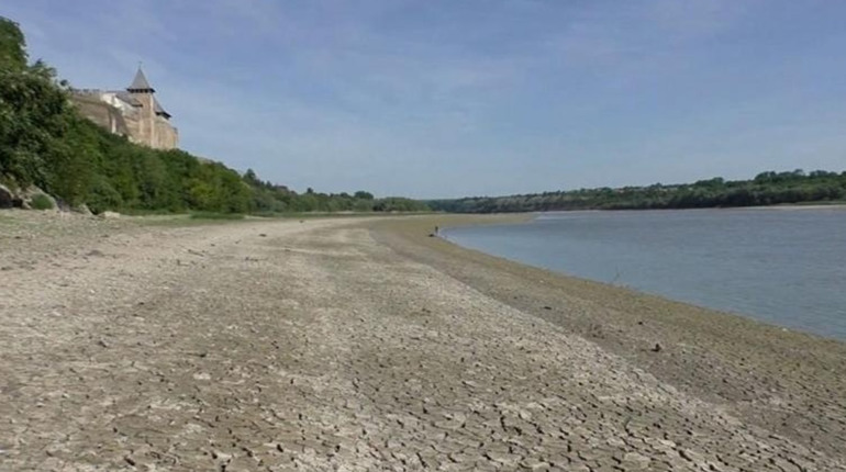 Дністер без води: що відбувається. Мережу заполонили фото апокаліптичних краєвидів річки