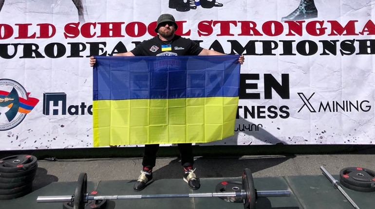 На Чемпіонаті Європи з богатирського багатоборства переможцем став доброволець загону “Сліпа лють”