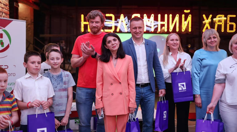 Скандал у Запоріжжі: міськрада подарувала дітям на свято вживані планшети