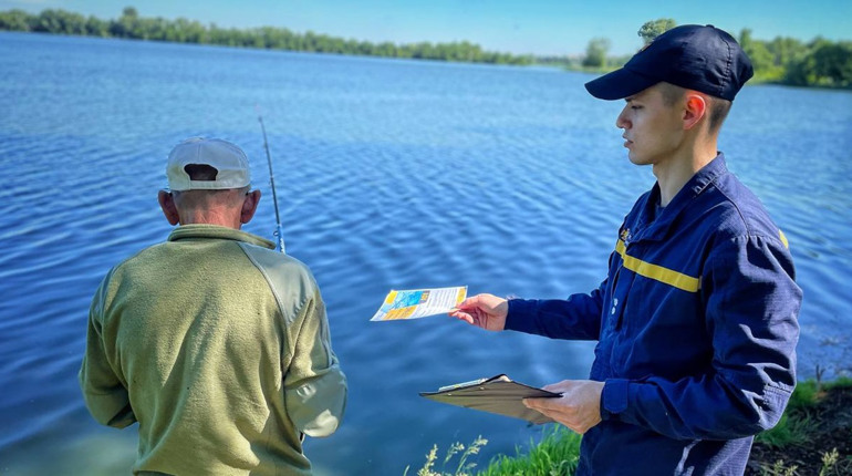 Рятувальники провели роз’яснювальні бесіди з містянами на озерах Глухова