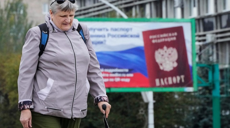 На Луганщині окупанти дозволили місцевим проживати без паспортів РФ. Що буде далі