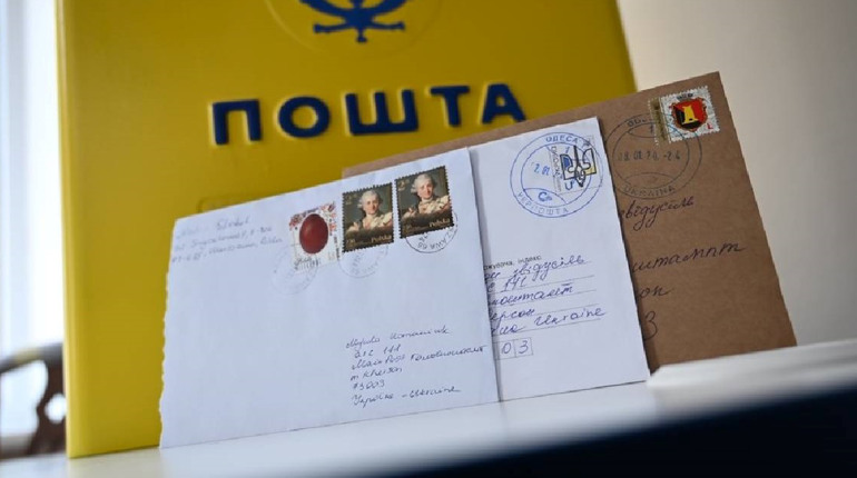 Листівки додому: переселенці долучились до акції “Херсон звідусіль”
