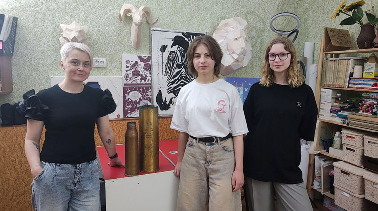 Замовте розпис гільзи у первомайських художниць і підтримайте збір на автівку для ЗСУ