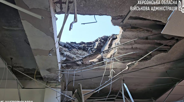 На Херсонщині російські терористи поцілили у житлові квартали, медичний центр та торговий центр