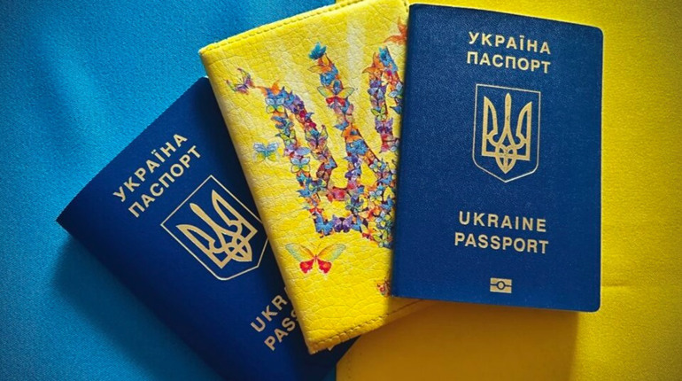 Отримати паспорт за кордоном чоловіки зможуть за наявності військових документів