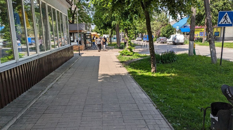 З парасольками й в панамах. Протягом тижня погода буде спекотною, однак дощовою