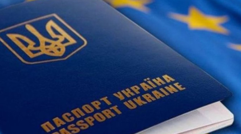 Видачу паспортів українцям за кордоном відновлять за новими умовами