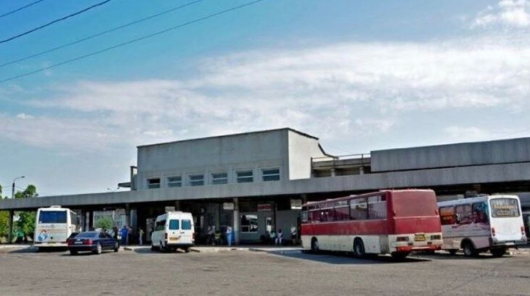 В Мелітополі під час поїздки на автобусі чоловік у військовій формі з ножем вимагав поклони