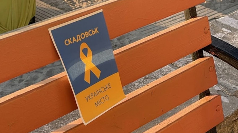 Спротив триває: активісти «Жовта Стрічка» пошили понад 200 плакатів і стрічок у Скадовську