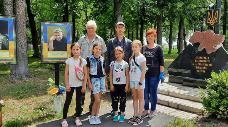 «Квітни. Допомагай. Перемагай!». У Березівській громаді висадили квіти в межах патріотичної акції