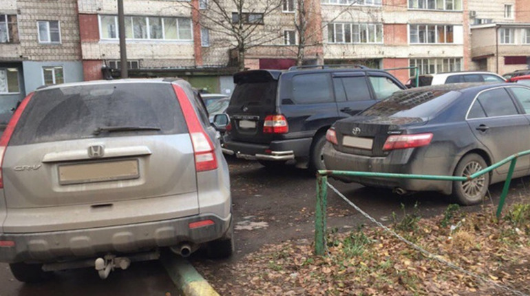 Наскільки безпечно зберігати машину на платній стоянці