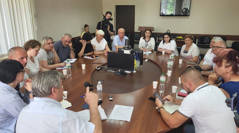 Дороги, вулиці, парковки: за круглим столом шукали вирішення проблем