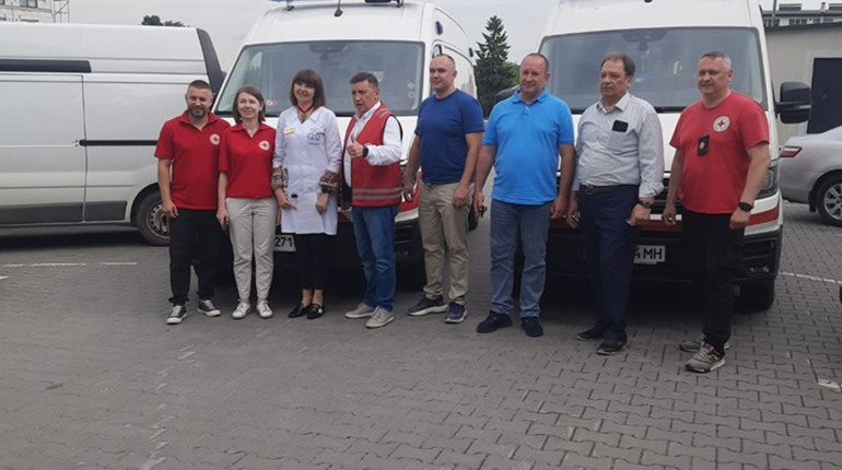 Старокостянтинівські медики отримали автомобіль від Товариства Червоного Хреста