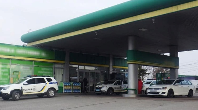 Поліцейські завершили розслідування розбою на заправці у Звягелі