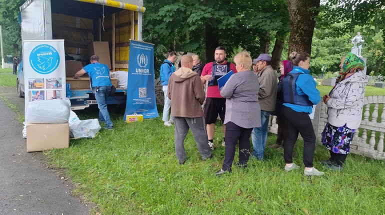 Волонтери передали будівельні матеріали для ремонту житла мешканцям села Бачівськ