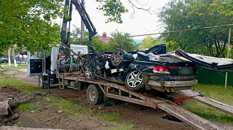 На Одещині п'яний водій влетів в електроопору. Він вижив, а його пасажири, молода пара, загинули
