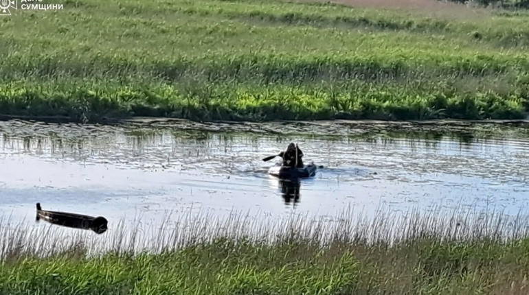 На глухівській водоймі перекинувся чоловік на човні. Знадобилась допомога рятувальників