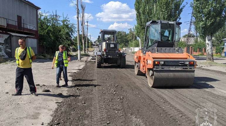 Замість асфальту - відходи фрезерування: попри близькість фронту в Покровську ремонтують дороги