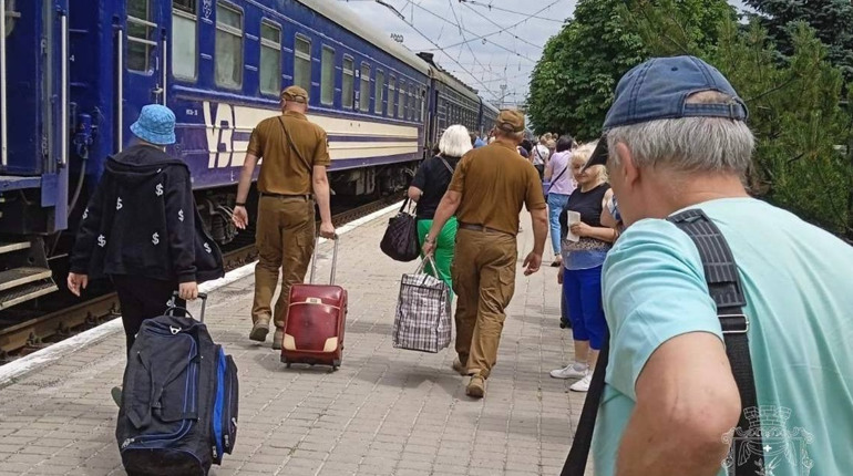 Врятовані життя: тільки 40 мешканців Донеччини напередодні евакуйовано до Рівненської області