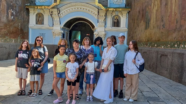 Для переселенців з Луганщини організовано екскурсію до Києво-Печерської лаври