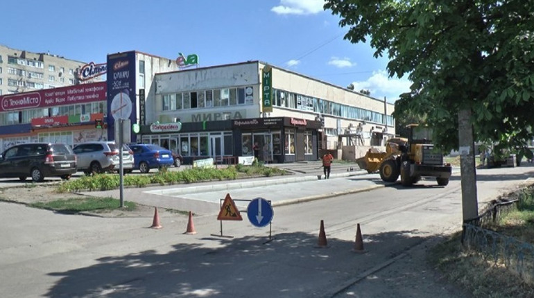 Благоустрій. У Лозовій комунальники взялися впорядковувати Шлях до перемоги