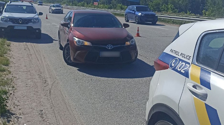 Авто знаходилося у розшуку: патрульні затримали ймовірних злочинців