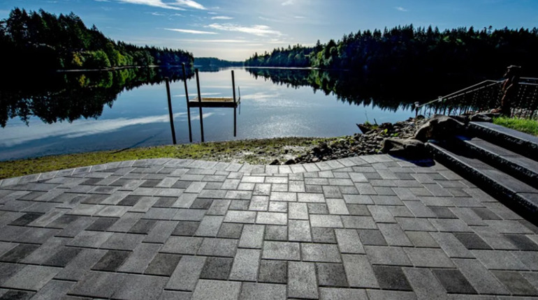 Бетон чи тротуарна плитка у дворі