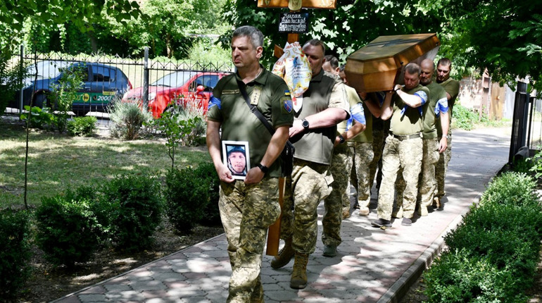 У Нікополі провели в останню путь Героя, захисника України Владислава Кріпака